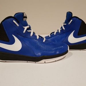 Nike Boys Size 5.5 M US, Team Hustle D 7 Basketbal